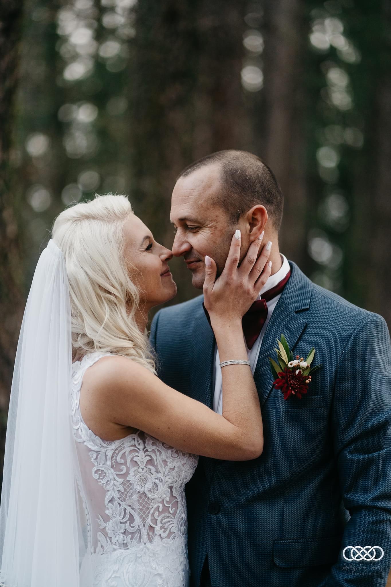 bride and groom photoshoot pine trees